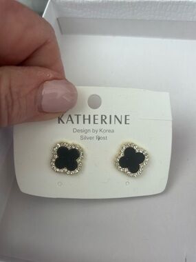 Fashion Jewelry Gold-Tone Clover Stud Earrings with Black Inlay